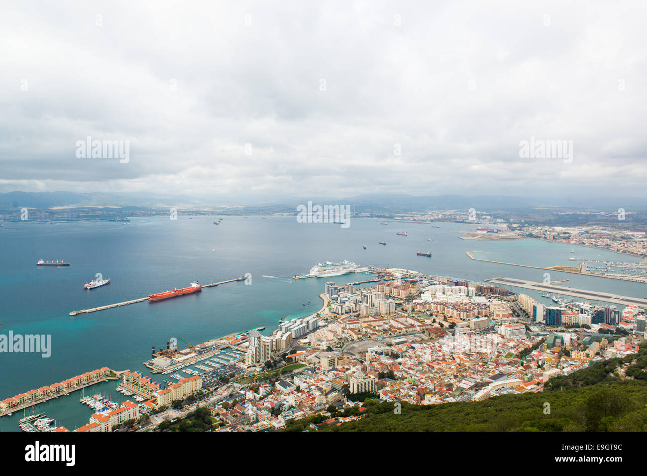 La vista dalla cima della rocca di Gibilterra, che si affaccia su Gibilterra. Foto Stock
