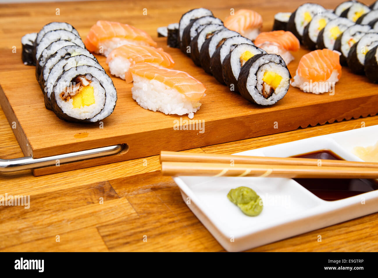 Home reso sushi, pronto a mangiare Foto Stock