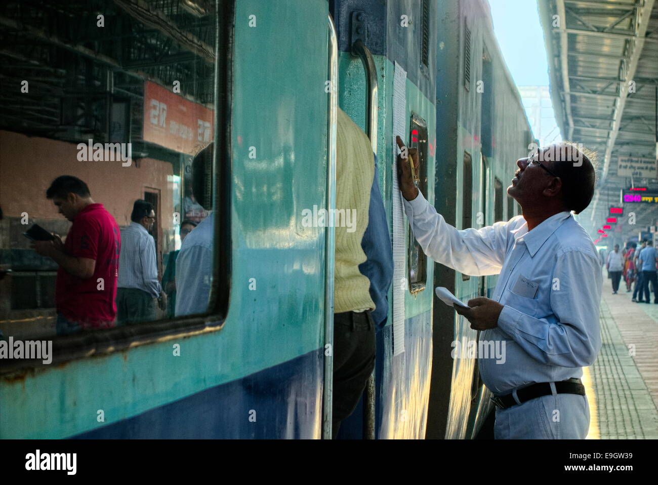 Lavoratore preparare l'elenco dei passeggeri per il prossimo treno Foto Stock