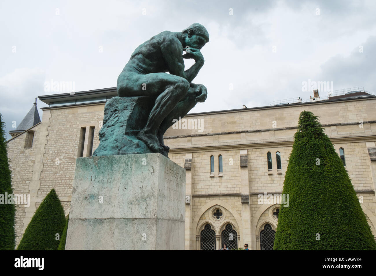 Grandi sculture, tra cui famoso 'Il Pensatore" sul display in corrispondenza di giardini del Museo Rodin, Parigi, Francia. Foto Stock