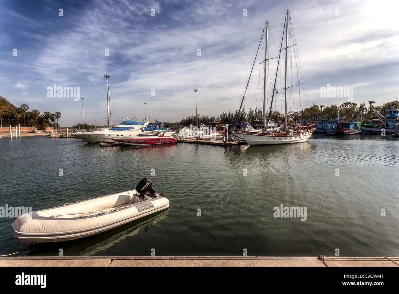 Barca a vela. Yacht ormeggiato e gommone Foto Stock