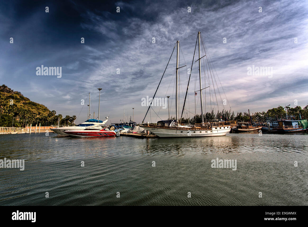 Barca a vela. Yacht ormeggiato in un porto turistico. Foto Stock
