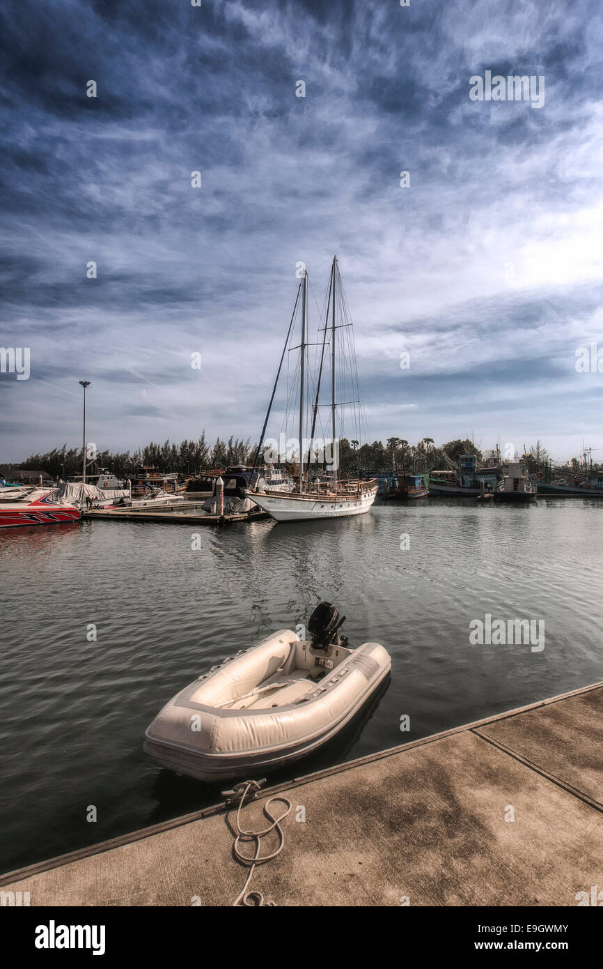 Barca a vela. Yacht ormeggiato e gommone Foto Stock