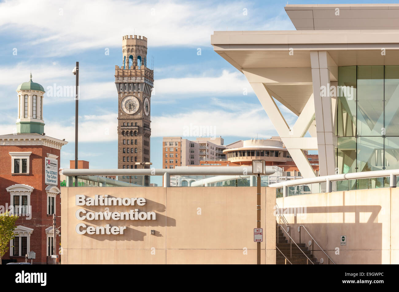 Il Baltimore Convention Center con il centro di edifici monumentali Camden Yards; Emerson Bromo-Seltzer Tower e Holiday Inn Hotel. Foto Stock
