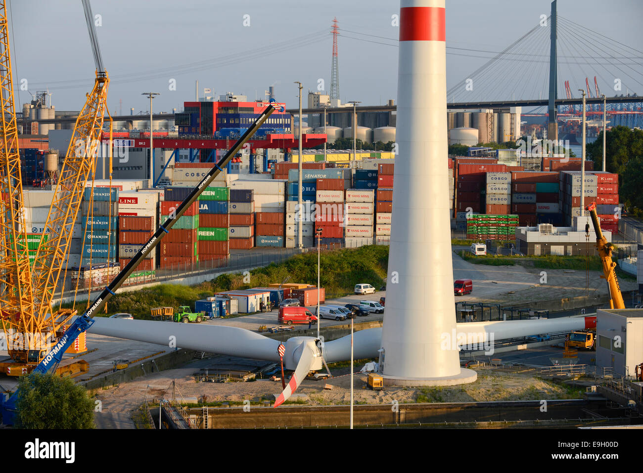 Germania Amburgo, la costruzione di nuovi Nordex turbina eolica a impianto di trattamento di Amburgo Wasser, il locale fornitore di acqua Foto Stock