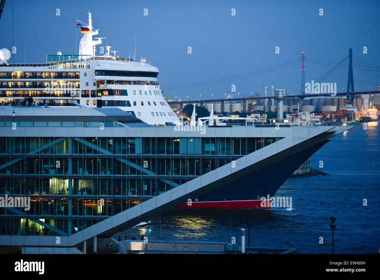 Germania Amburgo, nave di crociera Queen Mary II di Cunard Line al fiume Elba nel porto di Amburgo Foto Stock