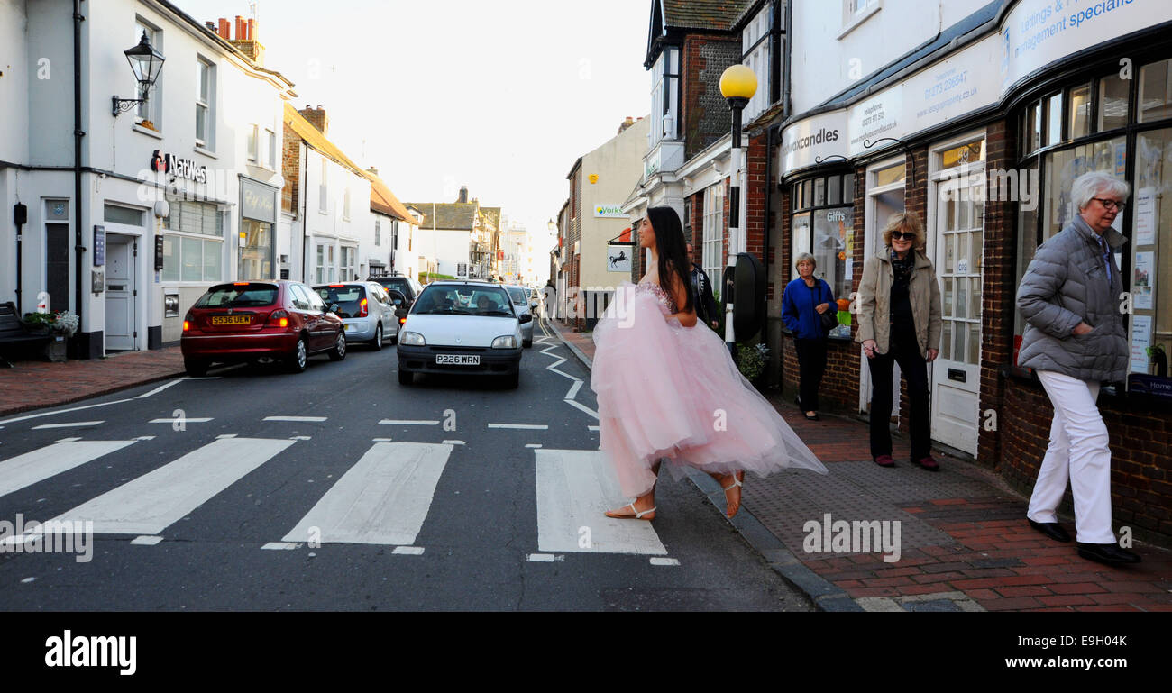 Ragazza adolescente indossa un rosa principessa stile prom dress dalla tonaca UK shop a Rottingdean SUSSEX REGNO UNITO Foto Stock