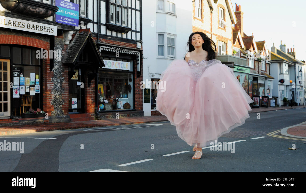 Ragazza adolescente indossa un rosa principessa stile prom dress dalla tonaca UK shop a Rottingdean SUSSEX REGNO UNITO Foto Stock