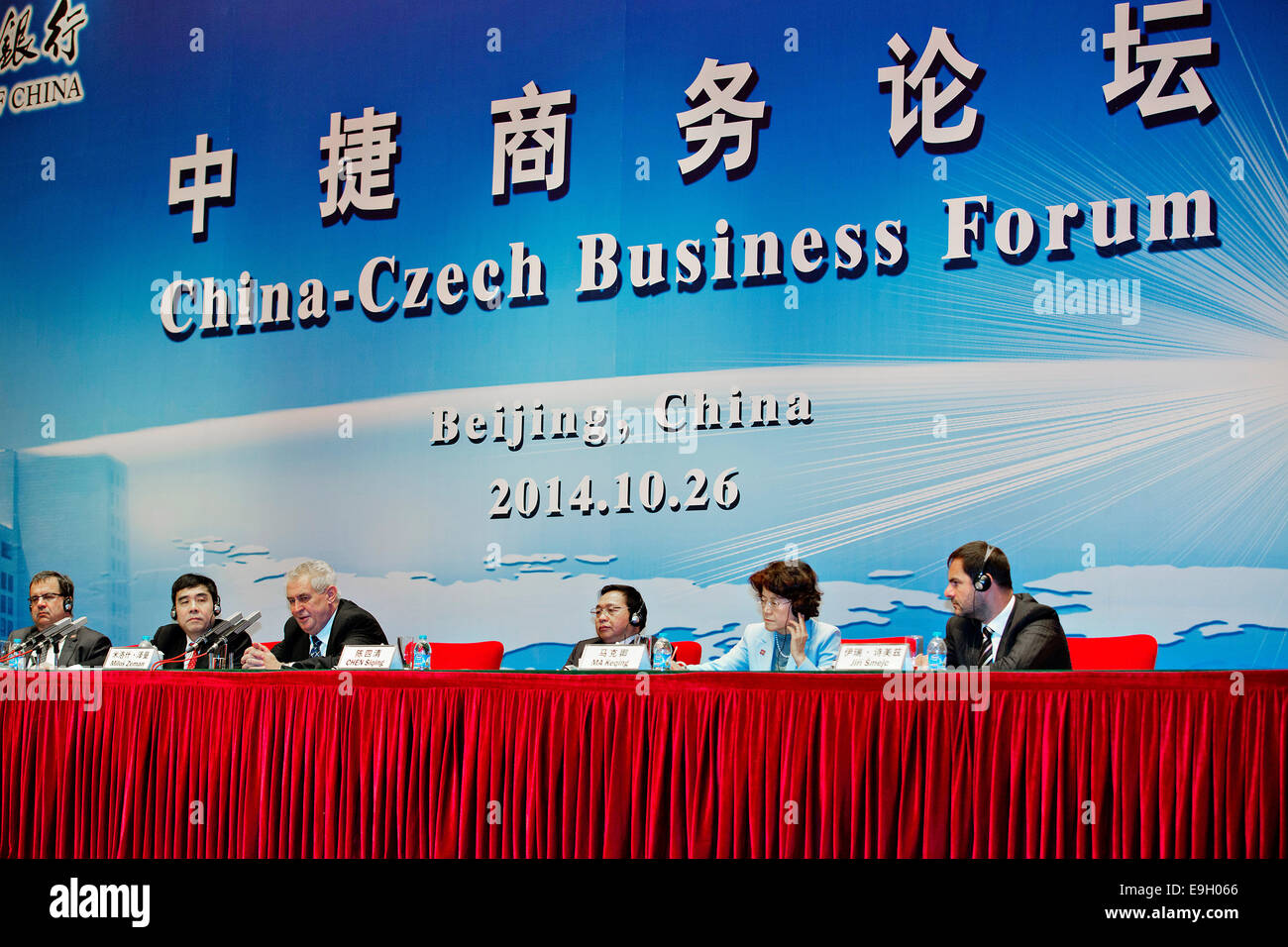 Il presidente ceco Zeman (terzo da sinistra) parla al Czech-Chinese business forum in Banca di Cina a Pechino, Cina, 26 ottobre 2014. CTK (foto) Foto Stock