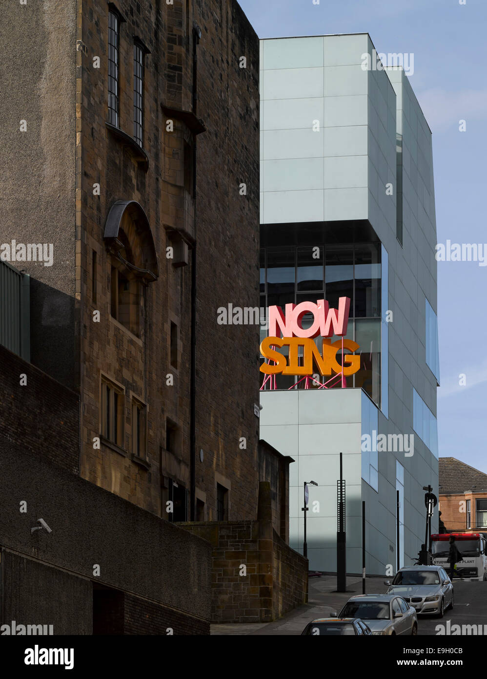 Glasgow School of Art, l'edificio Reid, Glasgow, Regno Unito. Architetto: Steven Holl, 2014. Street vista dal basso con Mac Foto Stock