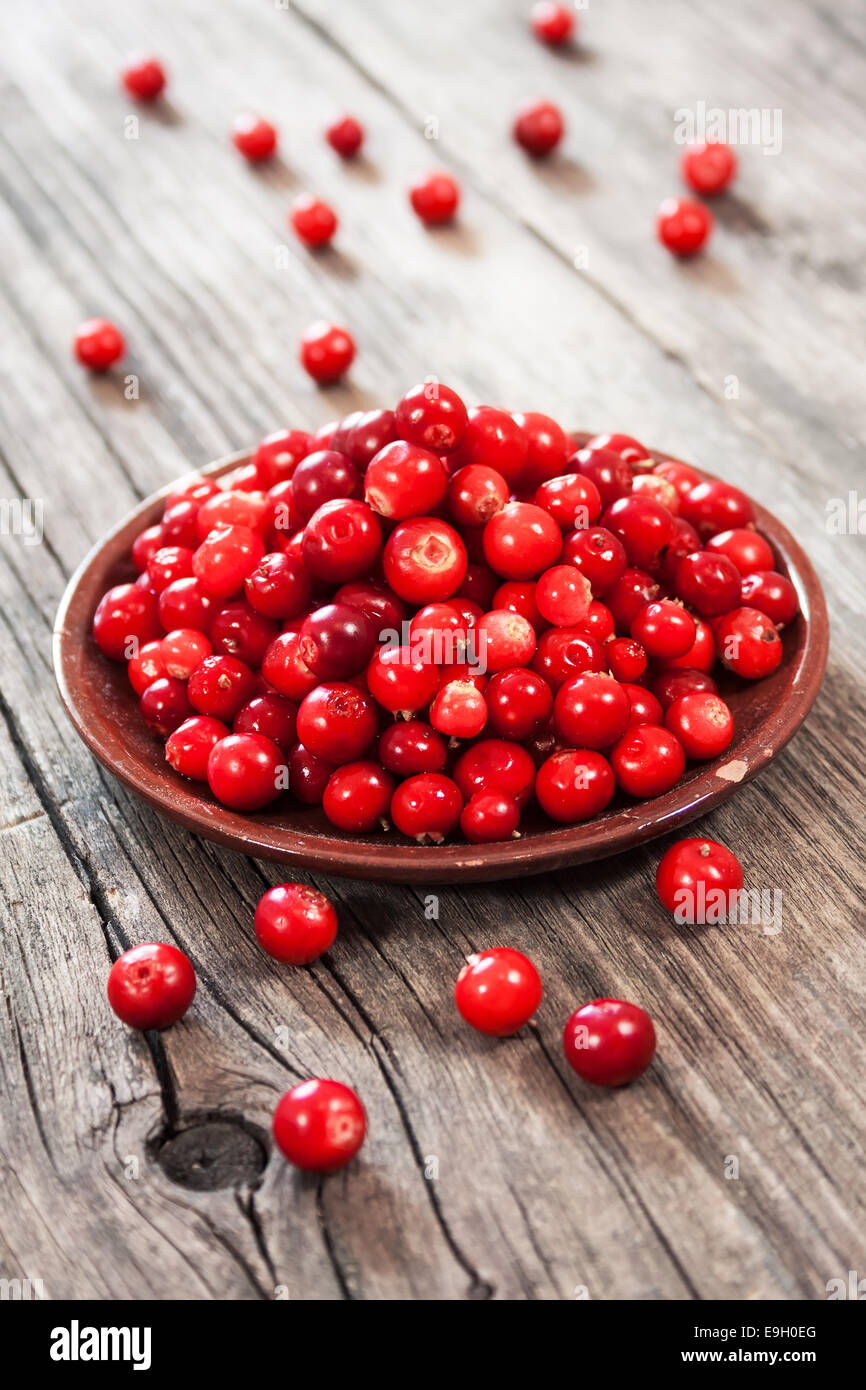 Fresco di bacche rosse sul tavolo di legno Foto Stock