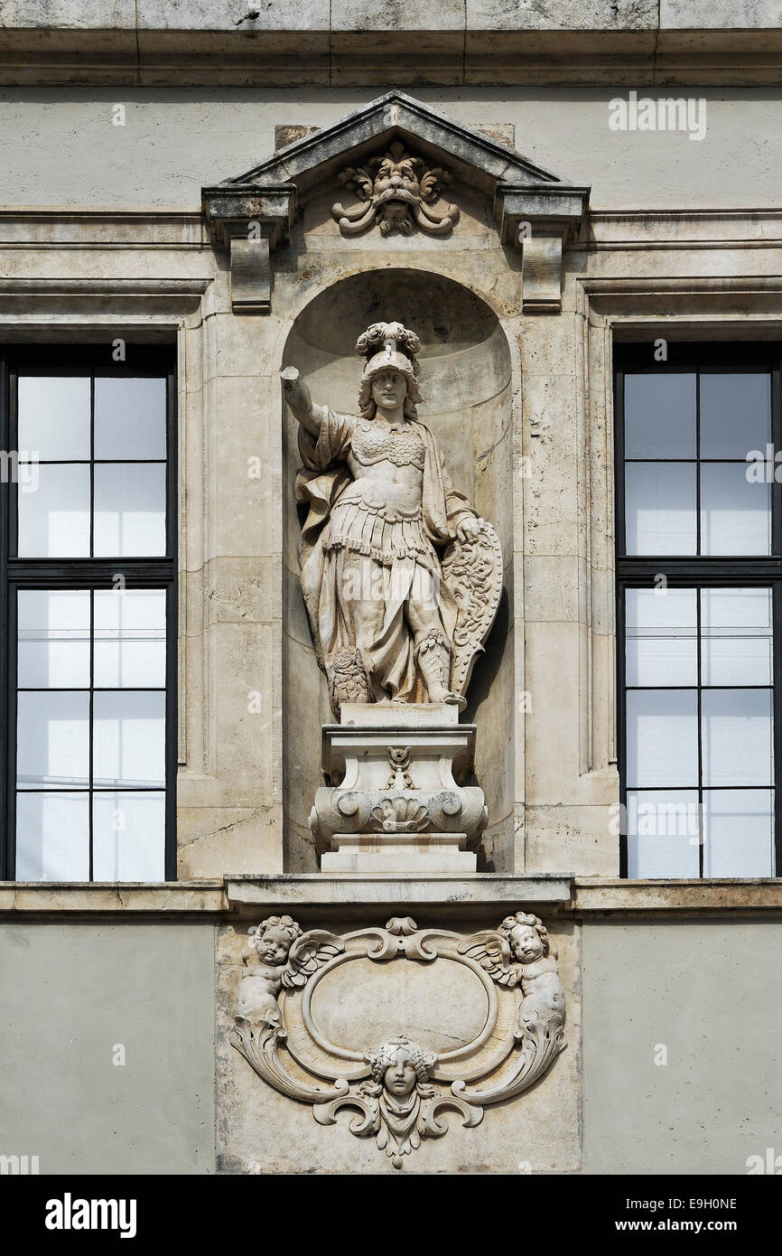 La scultura di un guerriero sulla facciata del Museo Nazionale Bavarese, Monaco di Baviera, Baviera, Baviera, Germania Foto Stock