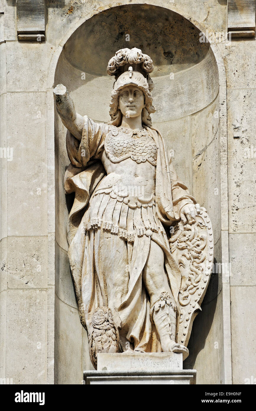 La scultura di un guerriero sulla facciata del Museo Nazionale Bavarese, Monaco di Baviera, Baviera, Baviera, Germania Foto Stock