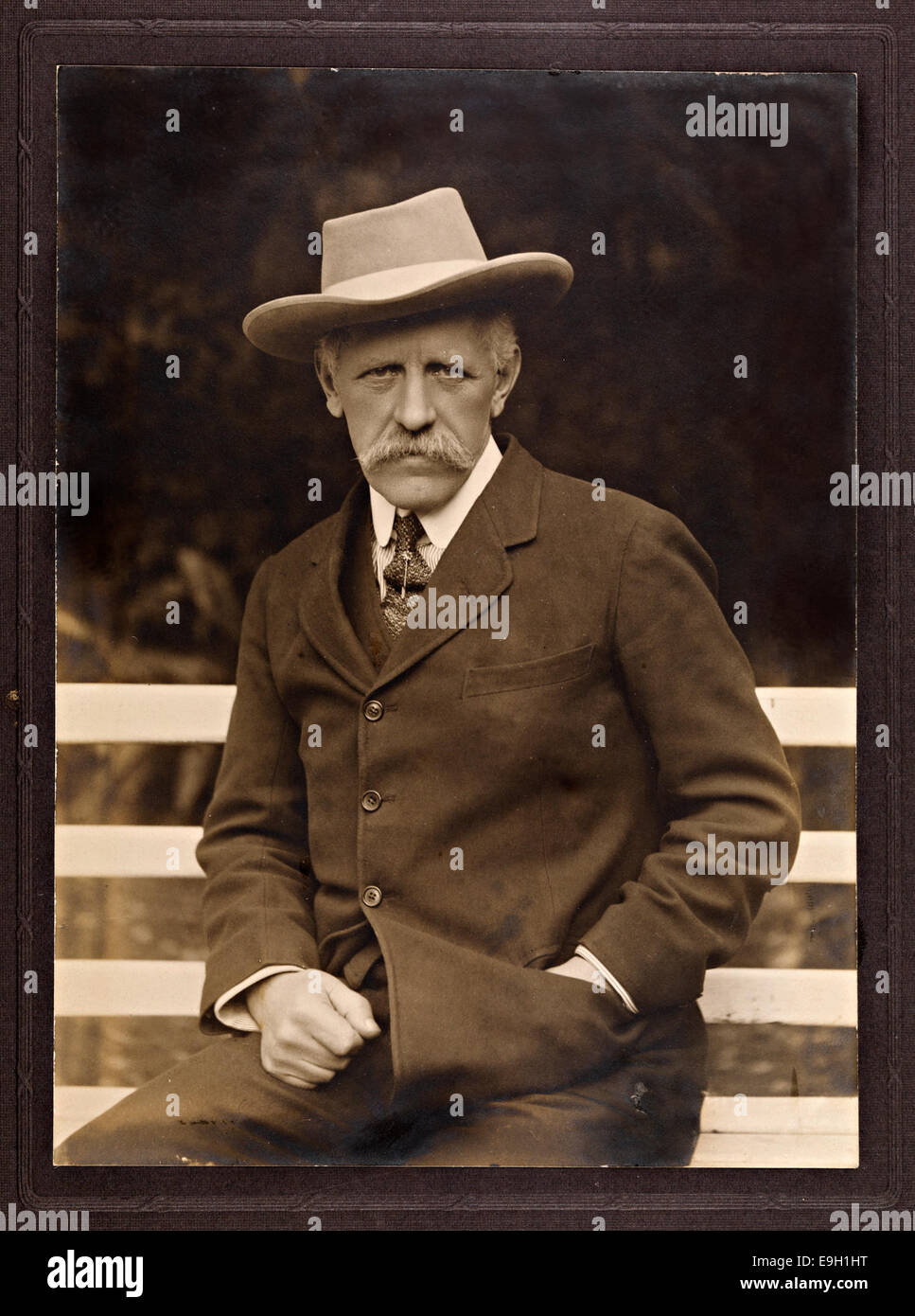 Un ritratto di Fridtjof Nansen, un esploratore polare norvegese e umanitario, scattato nel 1922 durante il suo lavoro con la società delle Nazioni come alto Commissario per i rifugiati. L'immagine cattura l'aspetto distinto di Nansen, sottolineando il suo ruolo negli sforzi umanitari per i prigionieri di guerra e i rifugiati. La sua eredità di eroe polare e sostenitore dei diritti umani si riflette in questa fotografia. Foto Stock