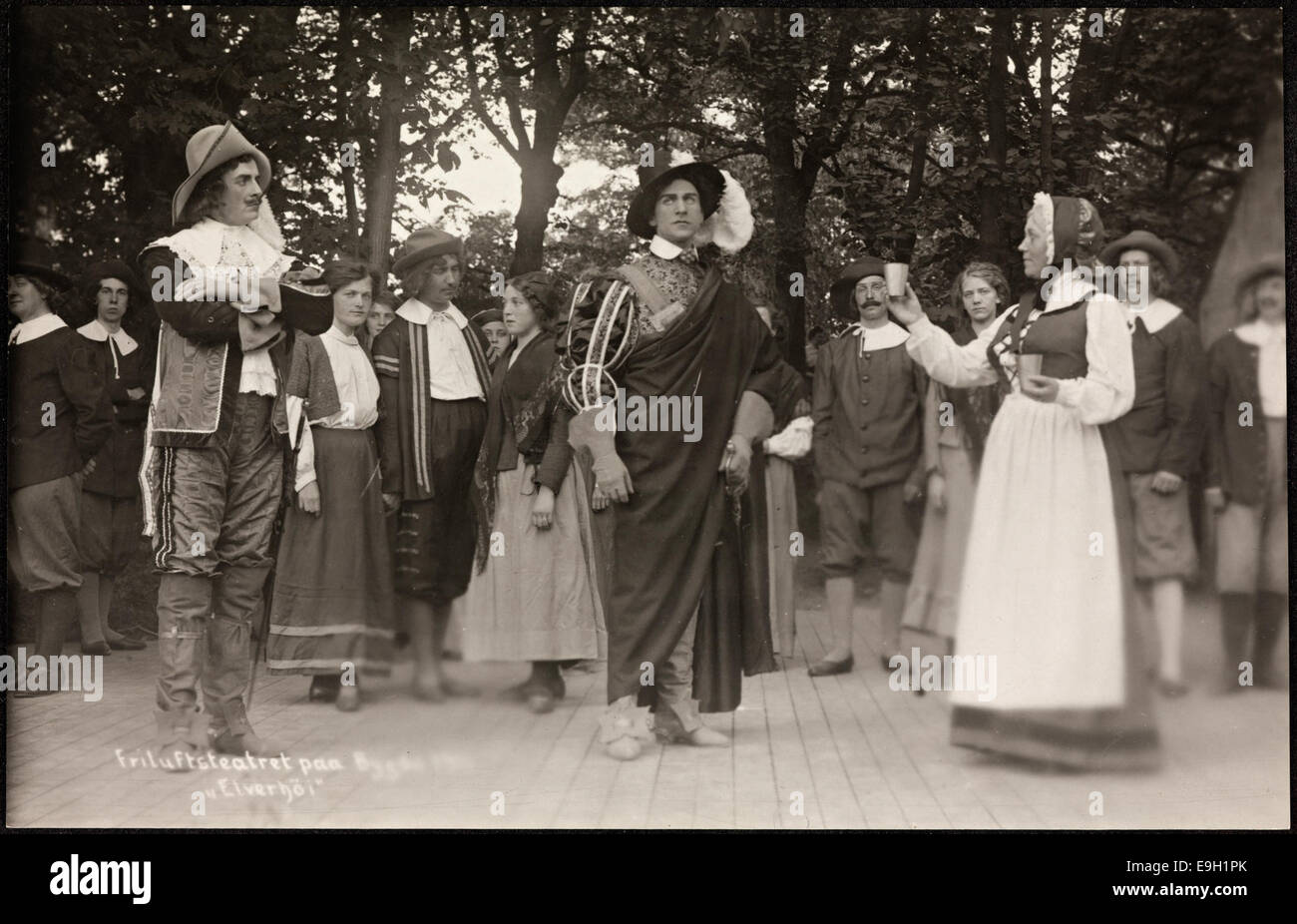Questa fotografia del 1911 raffigura uno spettacolo teatrale all'aperto a Bygd, che mostra attori in costumi d'epoca. L'evento mette in evidenza il significato culturale del teatro all'aperto in Norvegia durante i primi anni del XX secolo, con un'enfasi sugli spettacoli della comunità. Foto Stock
