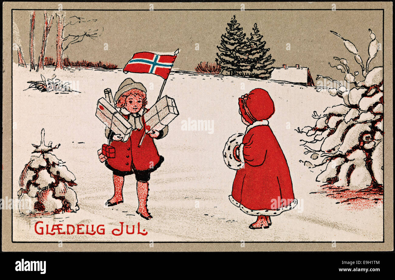 Un biglietto natalizio vintage del 1919 circa, raffigurante i bambini che celebrano il Natale. La tessera presenta la bandiera norvegese, che cattura una gioiosa scena natalizia. Foto Stock