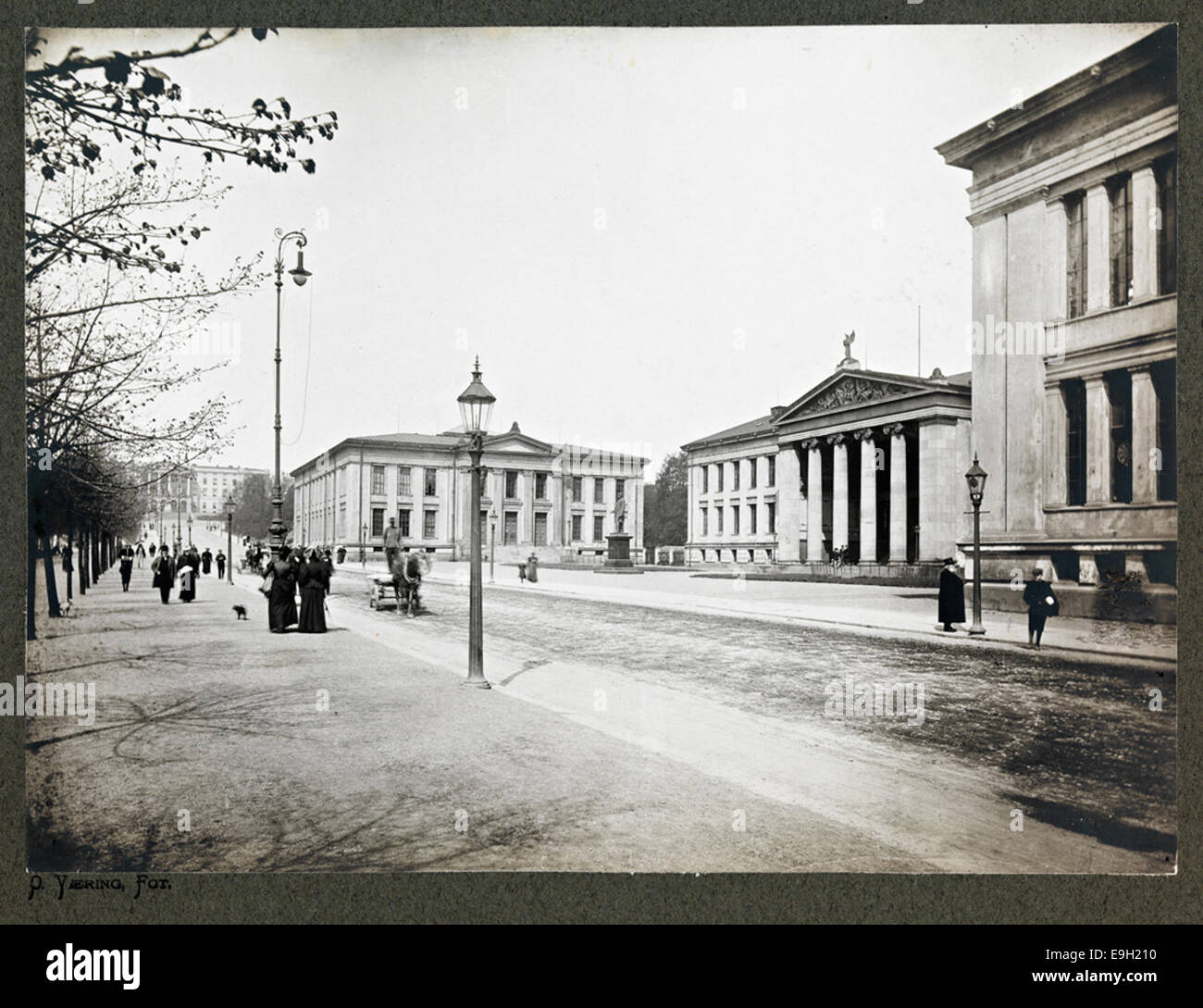 Questa fotografia di Henrik Ibsen, scattata nel 1900, mostra il famoso drammaturgo e poeta norvegese. Ibsen è celebrato per le sue opere che affrontano le questioni sociali e il suo ruolo nello sviluppo del dramma moderno. L'immagine, parte della collezione della Biblioteca Nazionale di Norvegia, cattura Ibsen in un ritratto formale, offrendo uno sguardo sulla sua vita durante la fine del secolo. Foto Stock