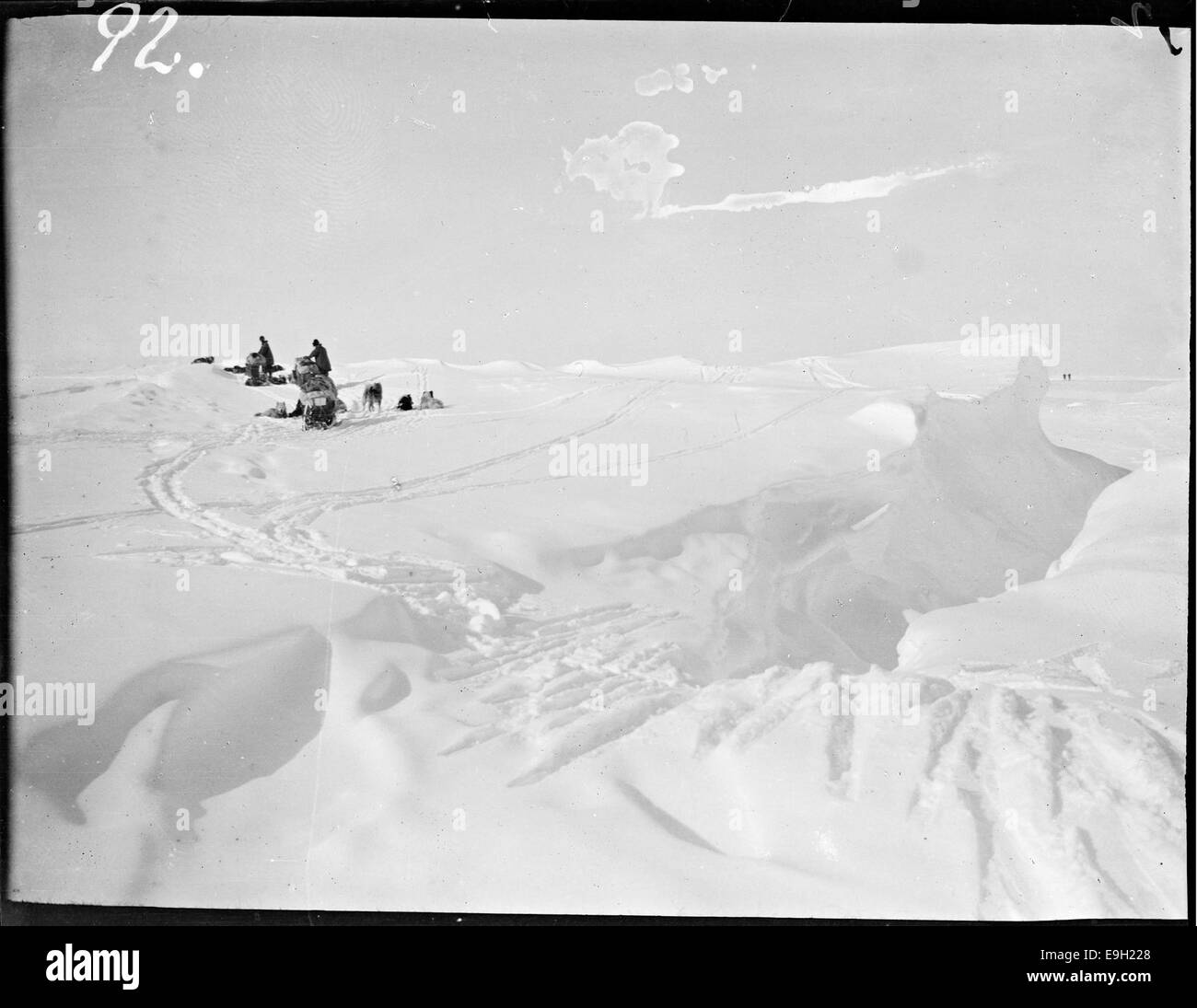 Una fotografia che mostra gli slitte trainate da cani lungo un percorso attraverso quello che era noto come "Djevelbreen" (Ghiacciaio del Diavolo) durante la spedizione di Roald Amundsen al Polo Sud. Questa immagine, parte della collezione della Biblioteca Nazionale di Norvegia, mette in evidenza le sfide affrontate dagli esploratori polari durante i loro viaggi in Antartide. Foto Stock