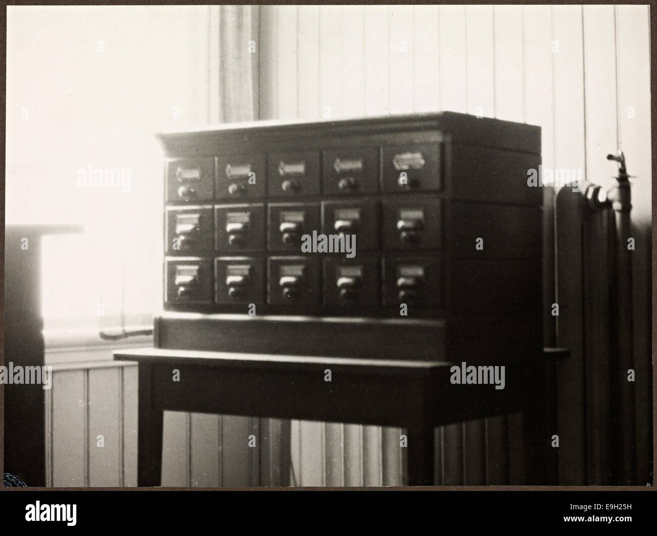 Un'immagine storica della Biblioteca pubblica di Tønsberg, Norvegia, che mostra il suo uso precoce di cataloghi di carte. Questa fotografia evidenzia un momento chiave nella storia della biblioteca norvegese, catturando la transizione nelle pratiche bibliotecarie. Foto Stock