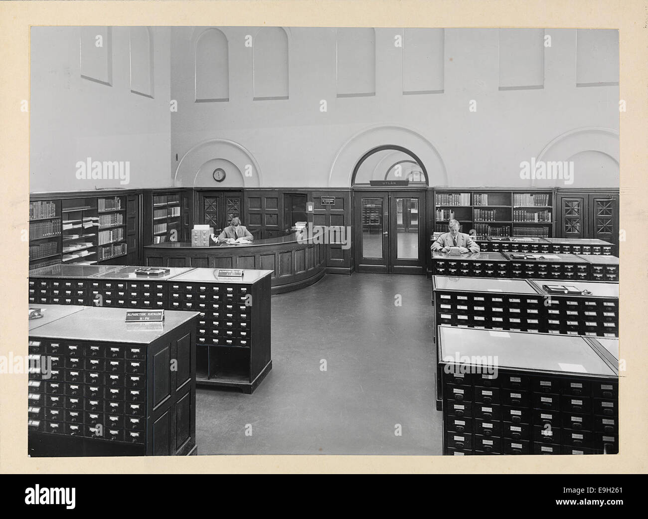 Questa fotografia del 1947 mostra la sala del catalogo delle carte presso la Biblioteca Universitaria di Oslo, Norvegia. L'immagine cattura il sistema organizzativo della libreria, con cataloghi di schede visibili e dettagli interni della libreria. Foto Stock