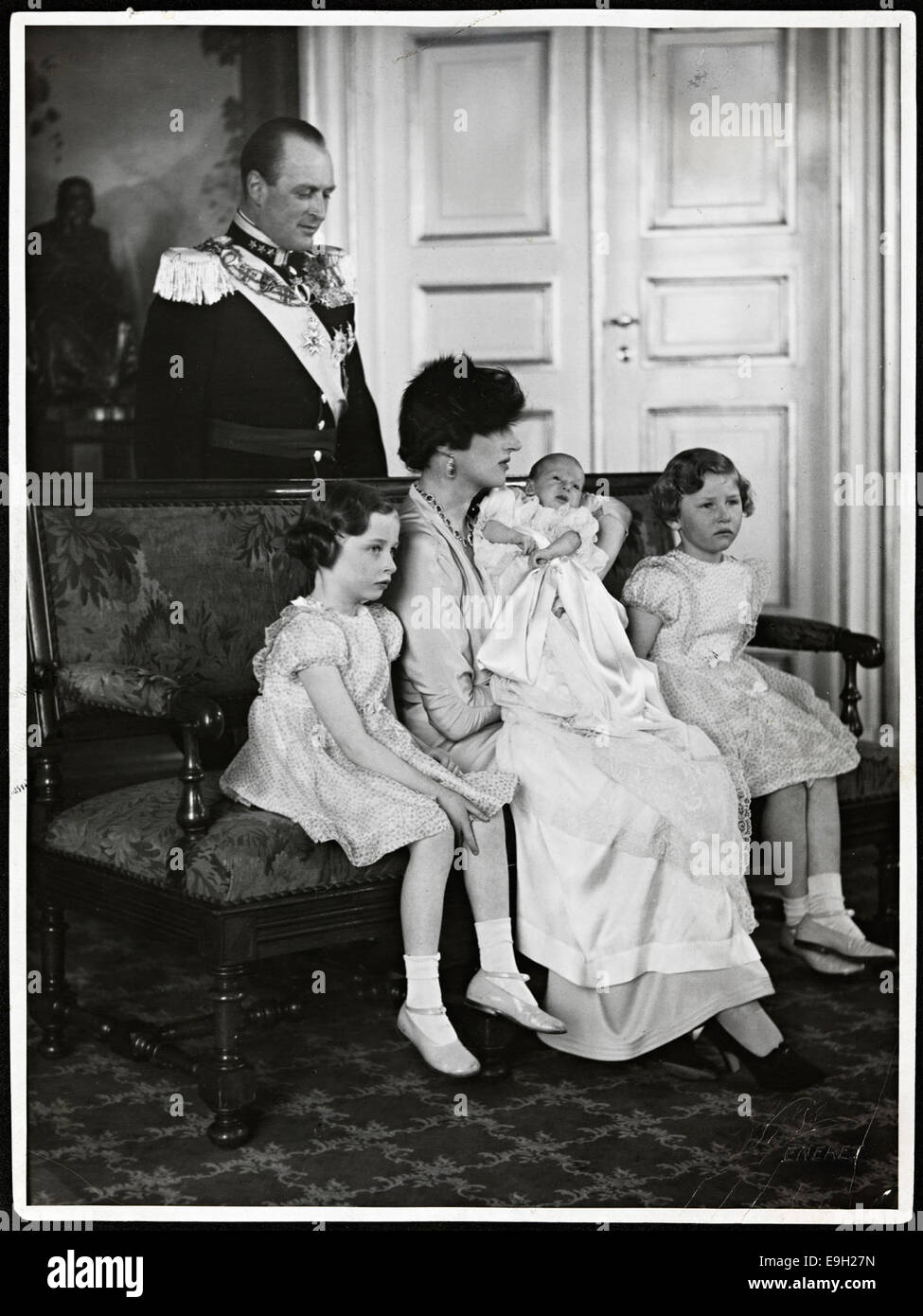 Un ritratto di famiglia dal battesimo del principe Harald (poi re Harald V) nel 1937, con la principessa ereditaria Märtha, il re Olav V, la principessa Astrid e la principessa Ragnhild. L'immagine cattura la famiglia reale insieme durante un momento significativo nella monarchia norvegese. Foto Stock