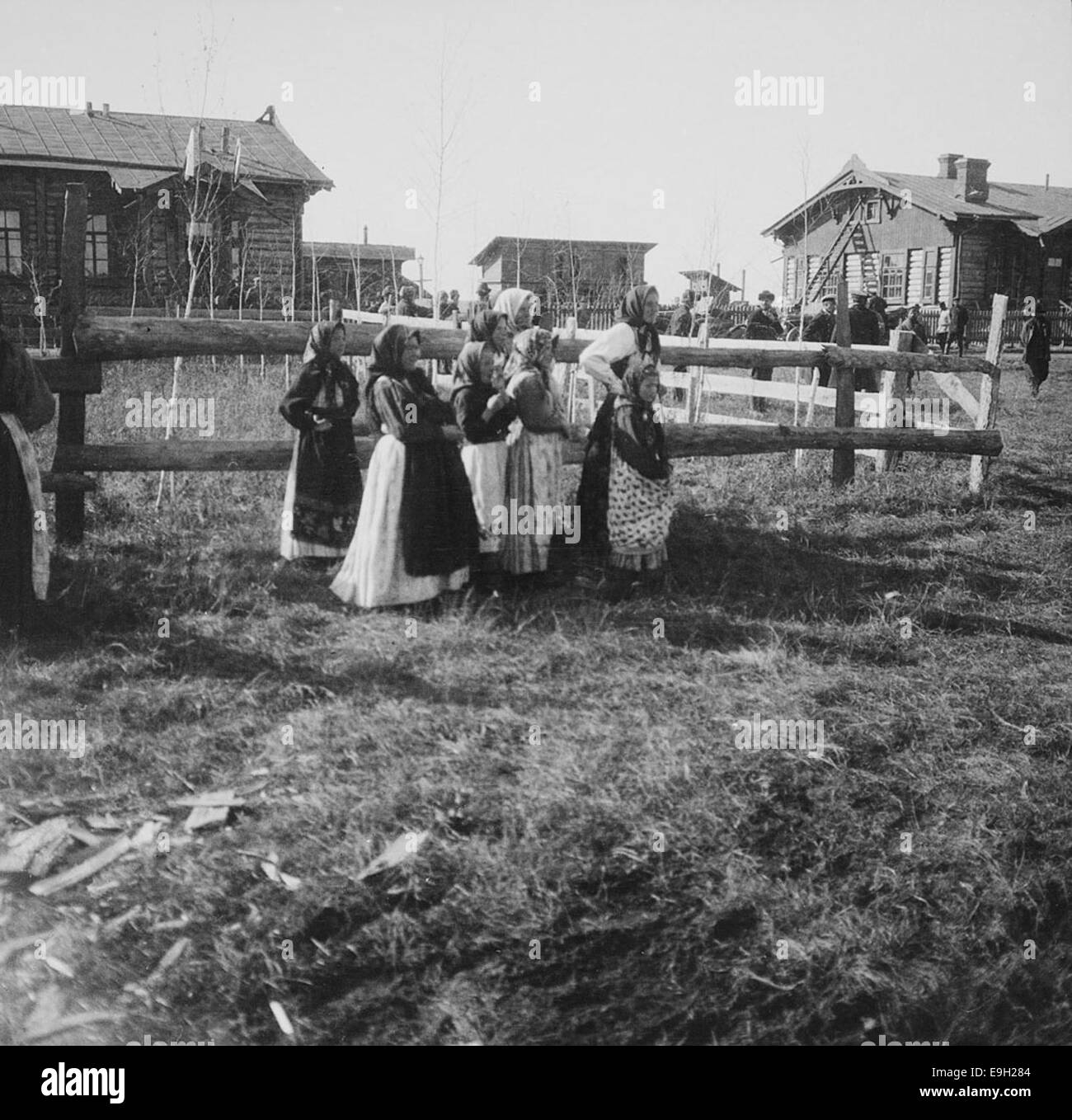 Questa immagine raffigura donne in costumi tradizionali nazionali in una stazione di nuova costruzione chiamata Nansenovka in Russia, chiamata così in onore dell'esploratore polare Fridtjof Nansen. La stazione faceva parte dell'eredità delle esplorazioni di Nansen. Foto Stock
