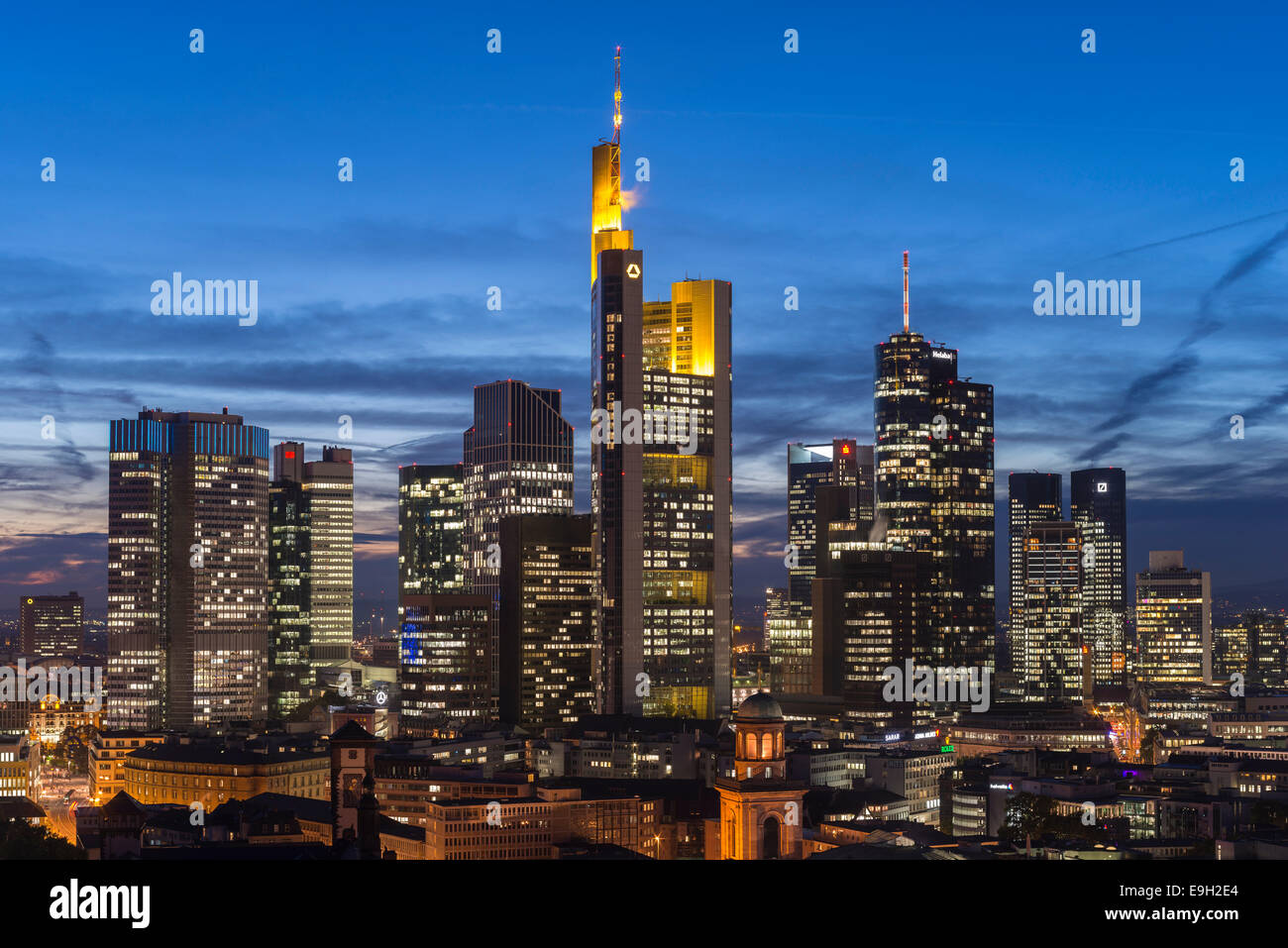Vedute dello skyline della città al tramonto e grattacieli illuminati, centro città, Frankfurt am Main, Hesse, Germania Foto Stock