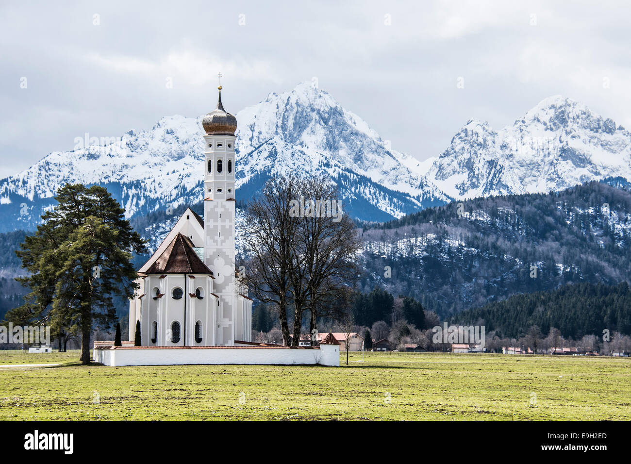 Chiesa di San Coloman, nella parte anteriore delle Alpi coperte di neve, Schwangau, Ostallgäu, Algovia, Schwabia, Baviera, Germania Foto Stock