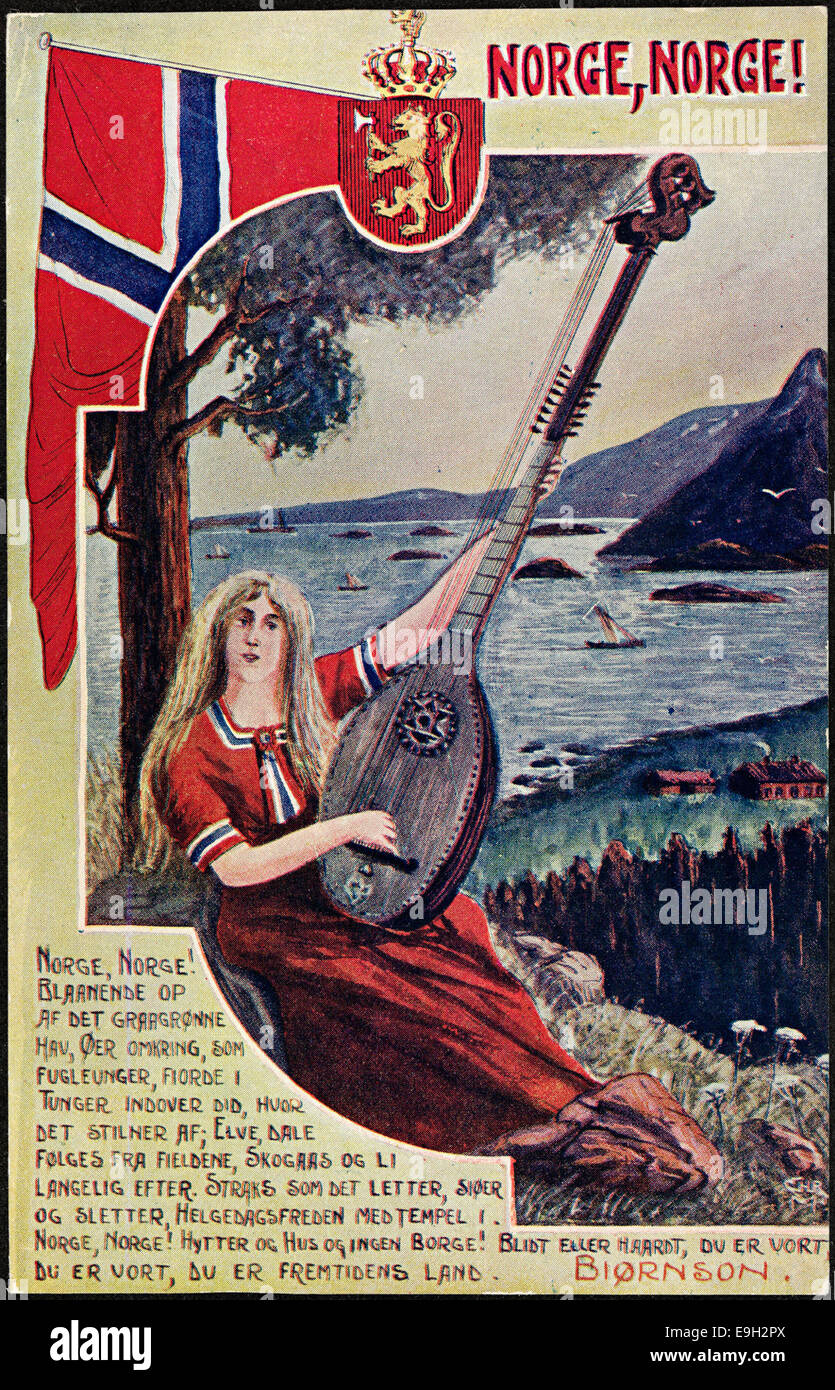 Questa cartolina del 1914 riporta la frase "Norge, Norge!" E una raffigurazione della bandiera norvegese. Onora il poeta norvegese e figura nazionale Bjørnstjerne Bjørnson, riflettendo l'orgoglio nazionale e l'importanza dei simboli culturali nell'identità norvegese durante l'inizio del XX secolo. Foto Stock