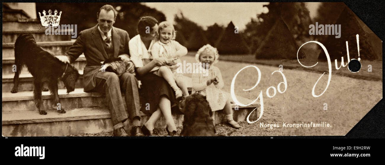 Questo ritratto reale raffigura la famiglia del principe ereditario norvegese, tra cui il re Olav V, la principessa ereditaria Märtha e i loro figli. L'immagine mostra la famiglia in un ambiente formale, accompagnato da cani, evidenziando il loro status reale. Foto Stock