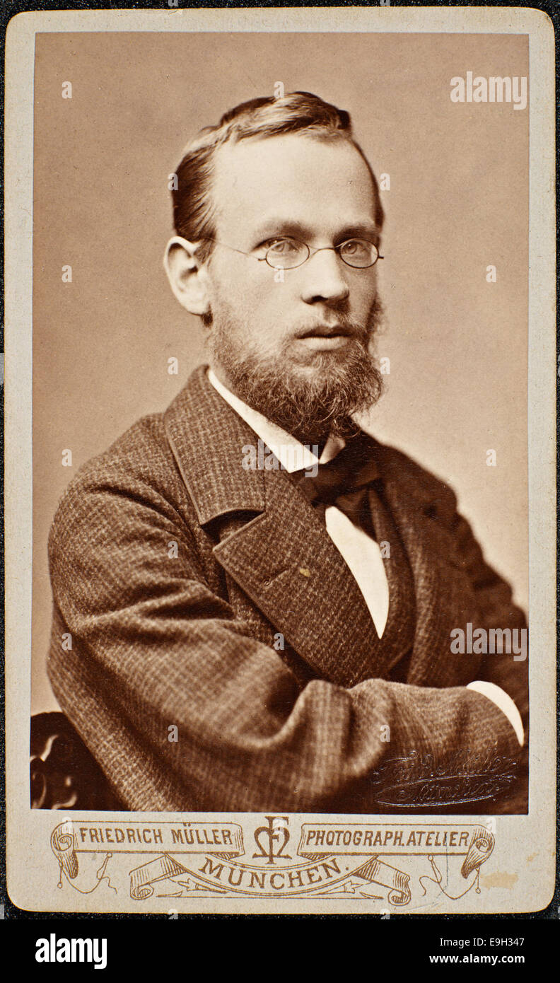 Questa fotografia da 1880 carte de visite raffigura l'artista norvegese Erik Werenskiold, catturato da Friedrich Müller. Werenskiold è noto per i suoi contributi all'arte norvegese, in particolare per la sua rappresentazione del folklore e dei paesaggi norvegesi. Foto Stock