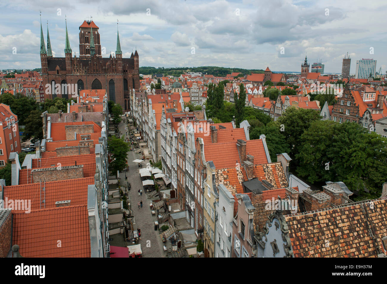 Panoramica di Mariacka Street o Ulica Mariacka con la storica dimora patrizia di case e la chiesa di Santa Maria, Gdansk Foto Stock