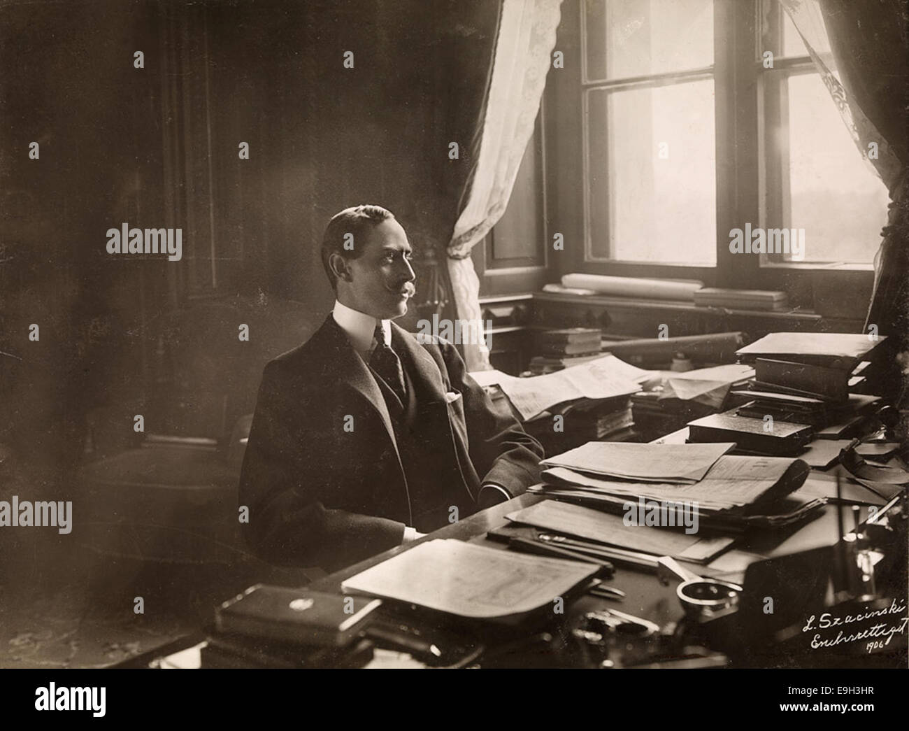 Questo ritratto mostra re Haakon VII di Norvegia nel suo ufficio nel 1906, catturato durante il suo regno. L'immagine riflette l'atmosfera reale e la formalità dell'ambiente d'ufficio. Foto Stock Questo ritratto mostra re Haakon VII di Norvegia nel suo ufficio nel 1906, catturato durante il suo regno. L'immagine riflette l'atmosfera reale e la formalità dell'ambiente d'ufficio. Foto Stock
