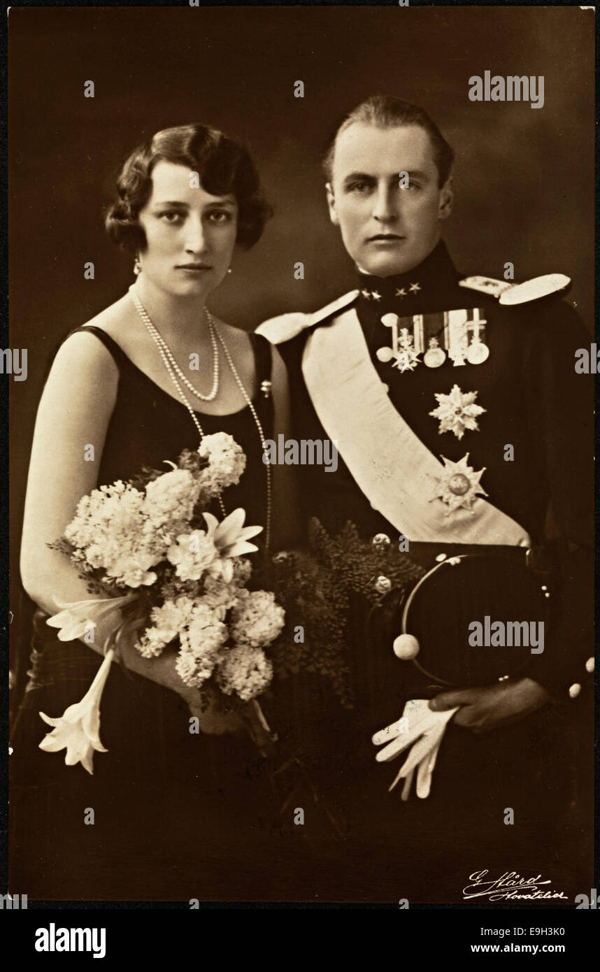 Un ritratto reale del 1929, che mostra la principessa ereditaria Märtha e il principe ereditario Olav di Norvegia, circondato da gigli longiflorum. La fotografia mette in evidenza la famiglia reale norvegese e il loro legame con i fiori reali. Foto Stock