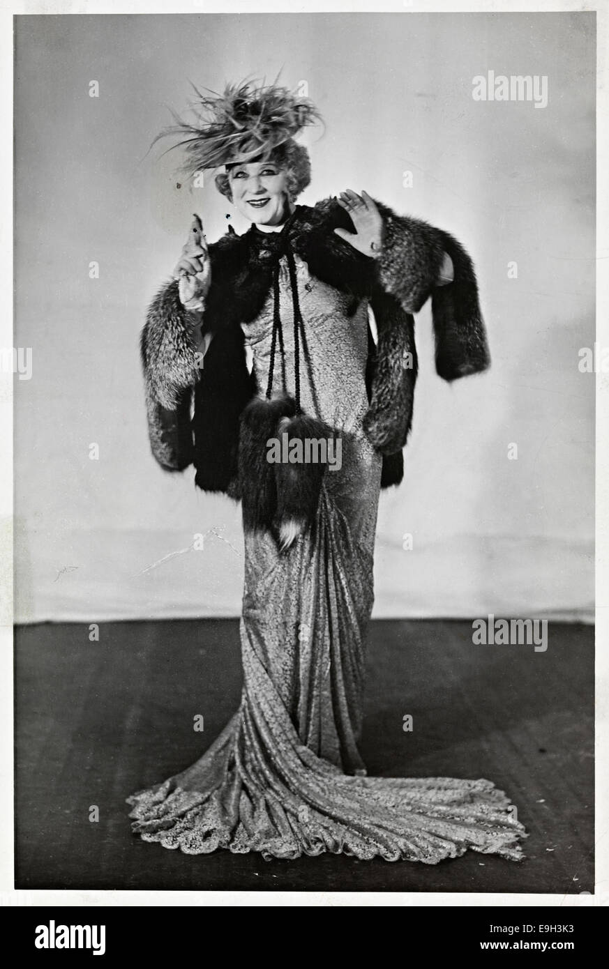 Ritratto di Lalla Carlsen (1889-1967), un'attrice norvegese, catturato nel 1940 dal fotografo Atelier Eidem, che mostra la sua eleganza e professionalità come figura di spicco nell'industria cinematografica norvegese. Foto Stock