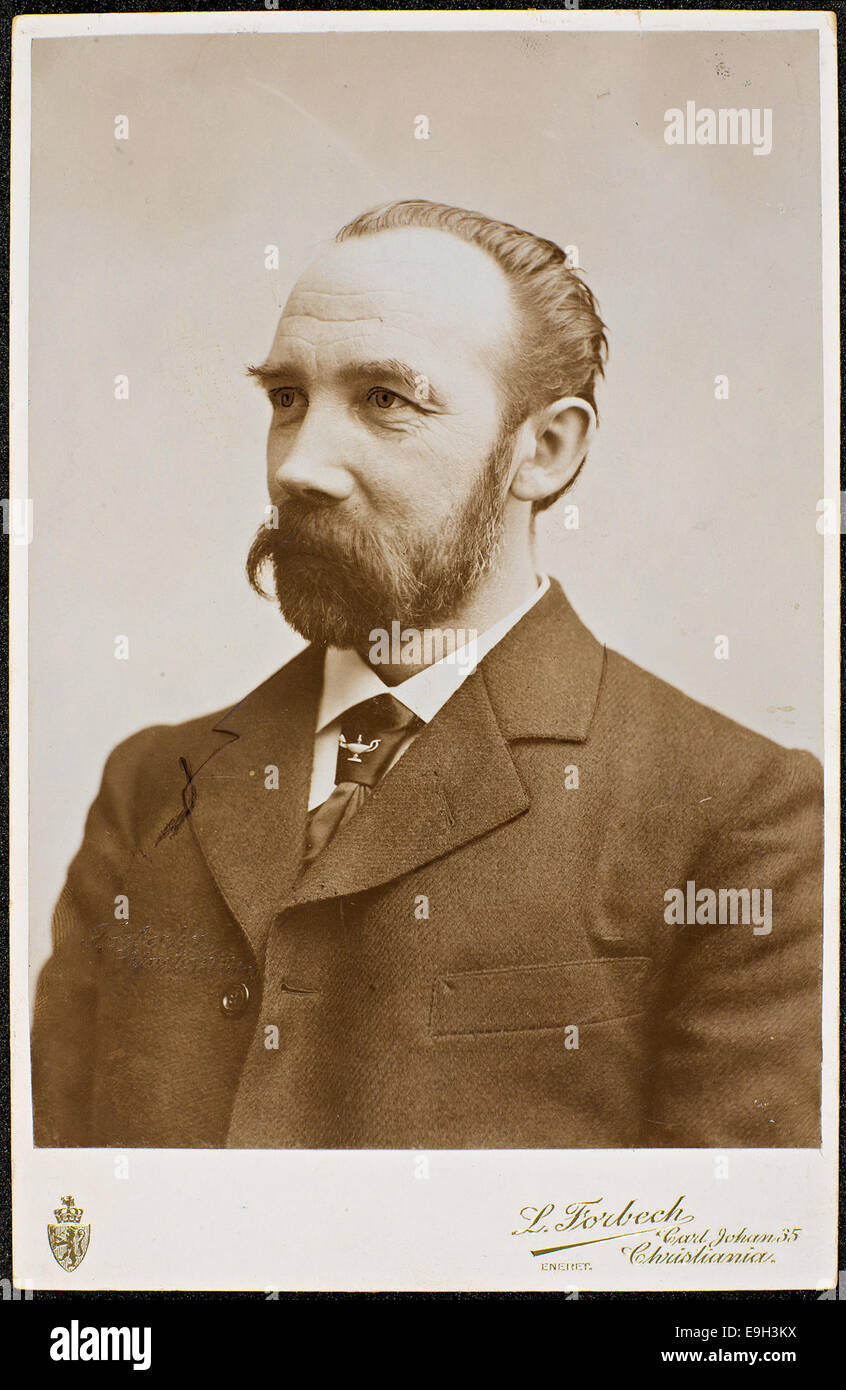 Questo ritratto di Moltke Moe Forbech, catturato in formato cabinet card, mostra un notevole individuo norvegese. La fotografia è stata scattata alla fine del XIX secolo o all'inizio del XX secolo, un'epoca in cui la fotografia ritrattistica era una pratica culturale popolare. Foto Stock
