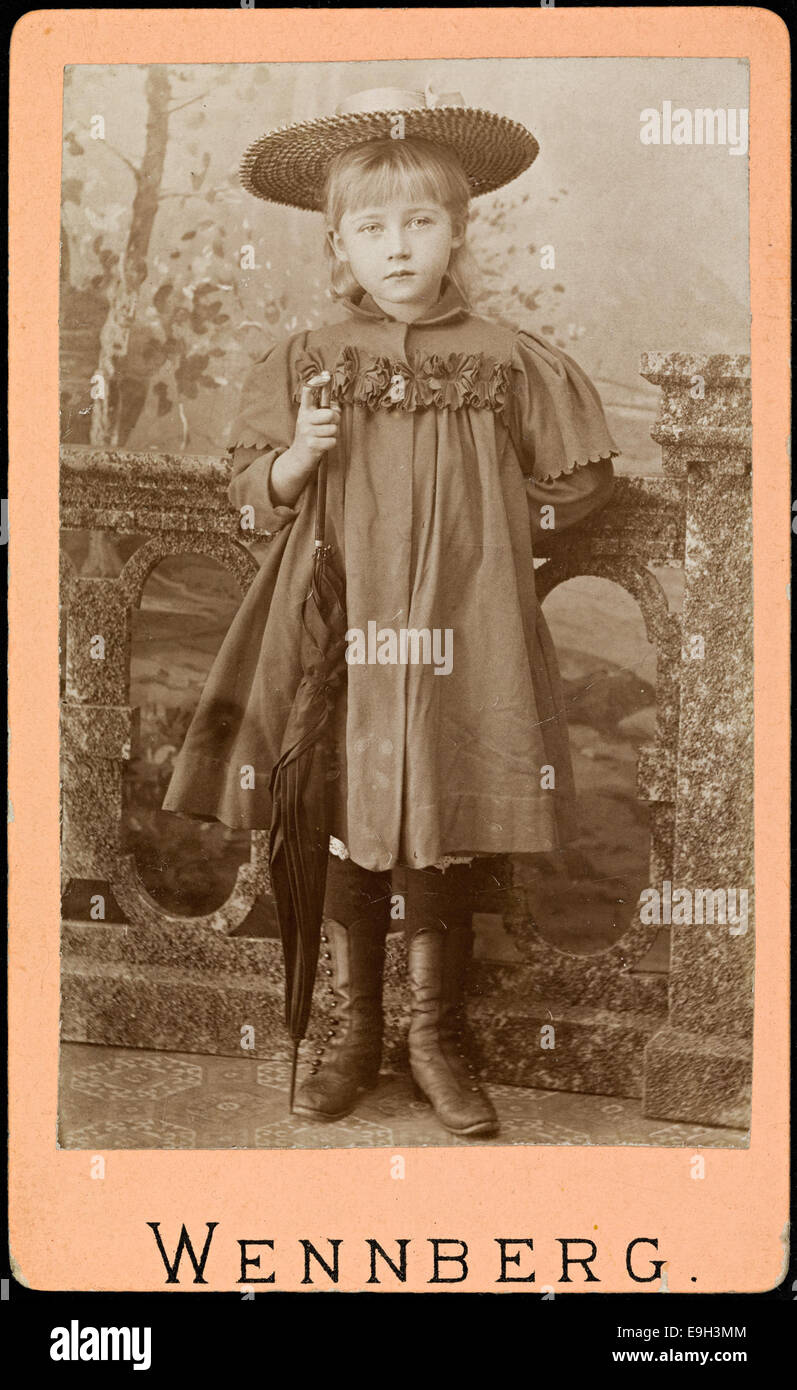 Questo è un ritratto di Pauline Hall (1890-1969) da bambina. Hall era una notevole compositrice e musicista norvegese, e questa fotografia cattura i suoi primi anni, mostrando il potenziale artistico che avrebbe successivamente sviluppato. Foto Stock