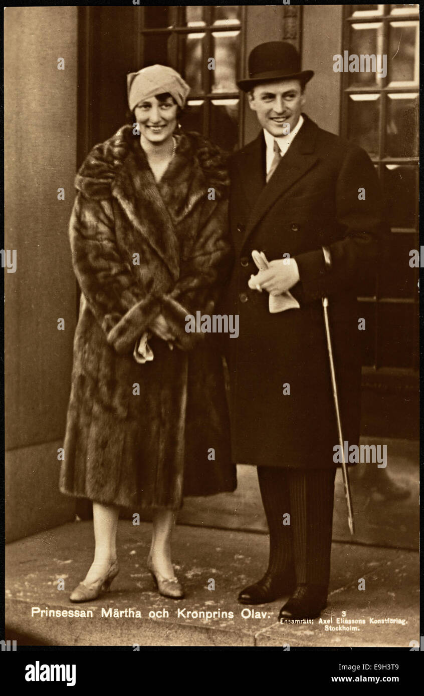 Questo ritratto del 1929 mostra la principessa ereditaria Märtha e il principe ereditario Olav di Norvegia. Cattura la coppia reale in una fotografia formale, riflettendo il loro status reale e l'eleganza dei primi anni del XX secolo. Foto Stock