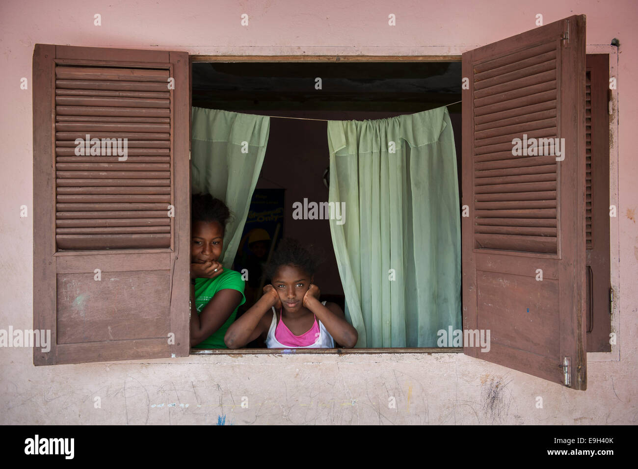 I bambini alla finestra di una casa, Rui Vaz, Santiago, Capo Verde Foto Stock