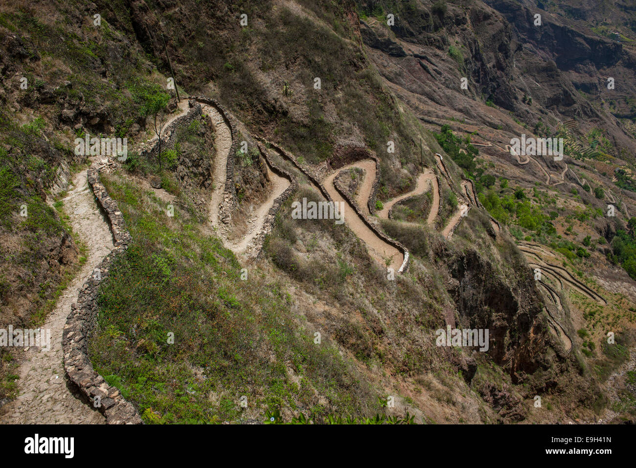 Sentieri escursionistici sui ripidi pendii della valle di Paúl, Santo Antão isola, Capo Verde Foto Stock