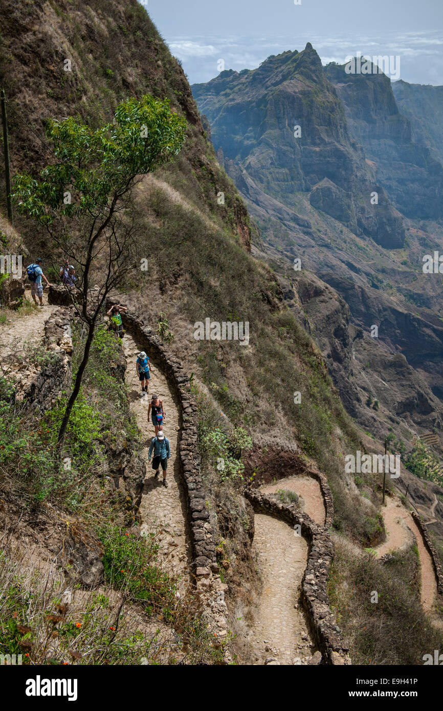 Sentiero escursionistico sui ripidi pendii della valle di Paúl, Santo Antão isola, Capo Verde Foto Stock