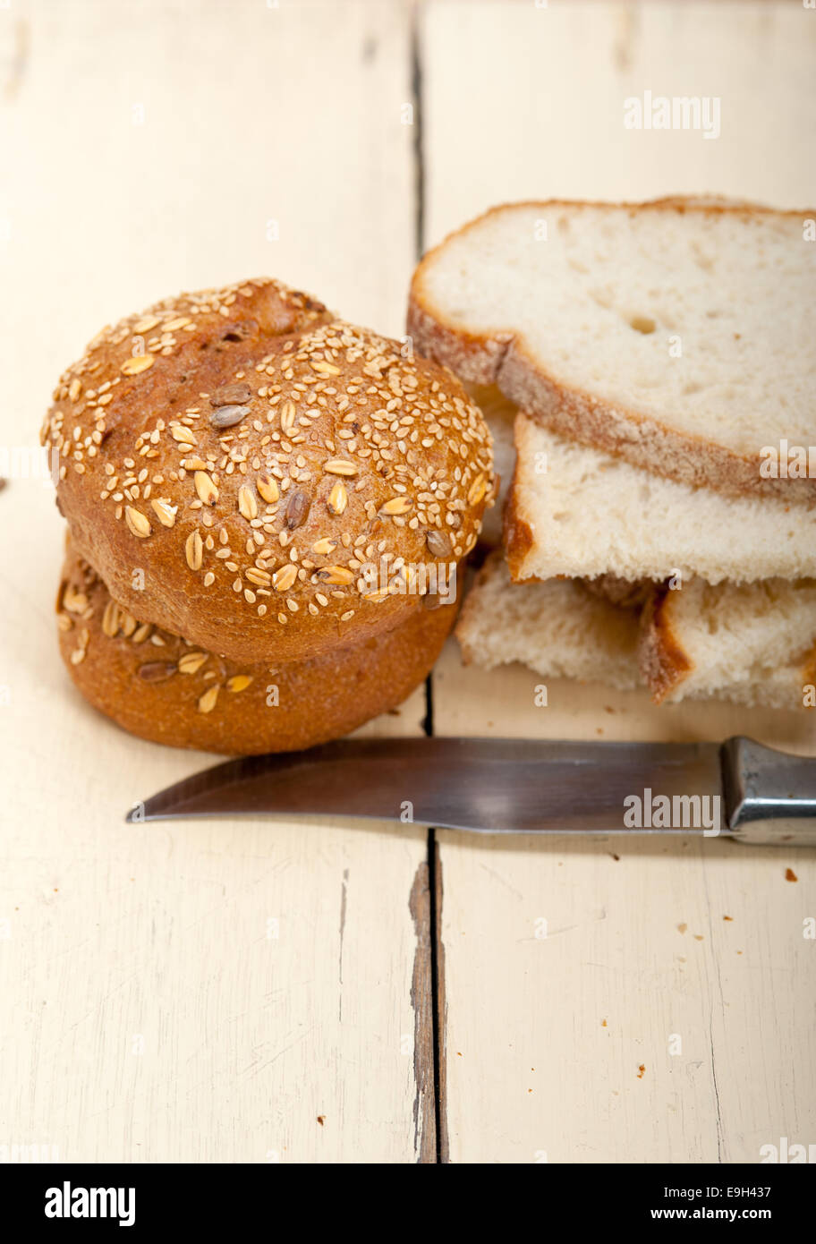 Fresca pane organico su tavolo rustico macro closeup Foto Stock