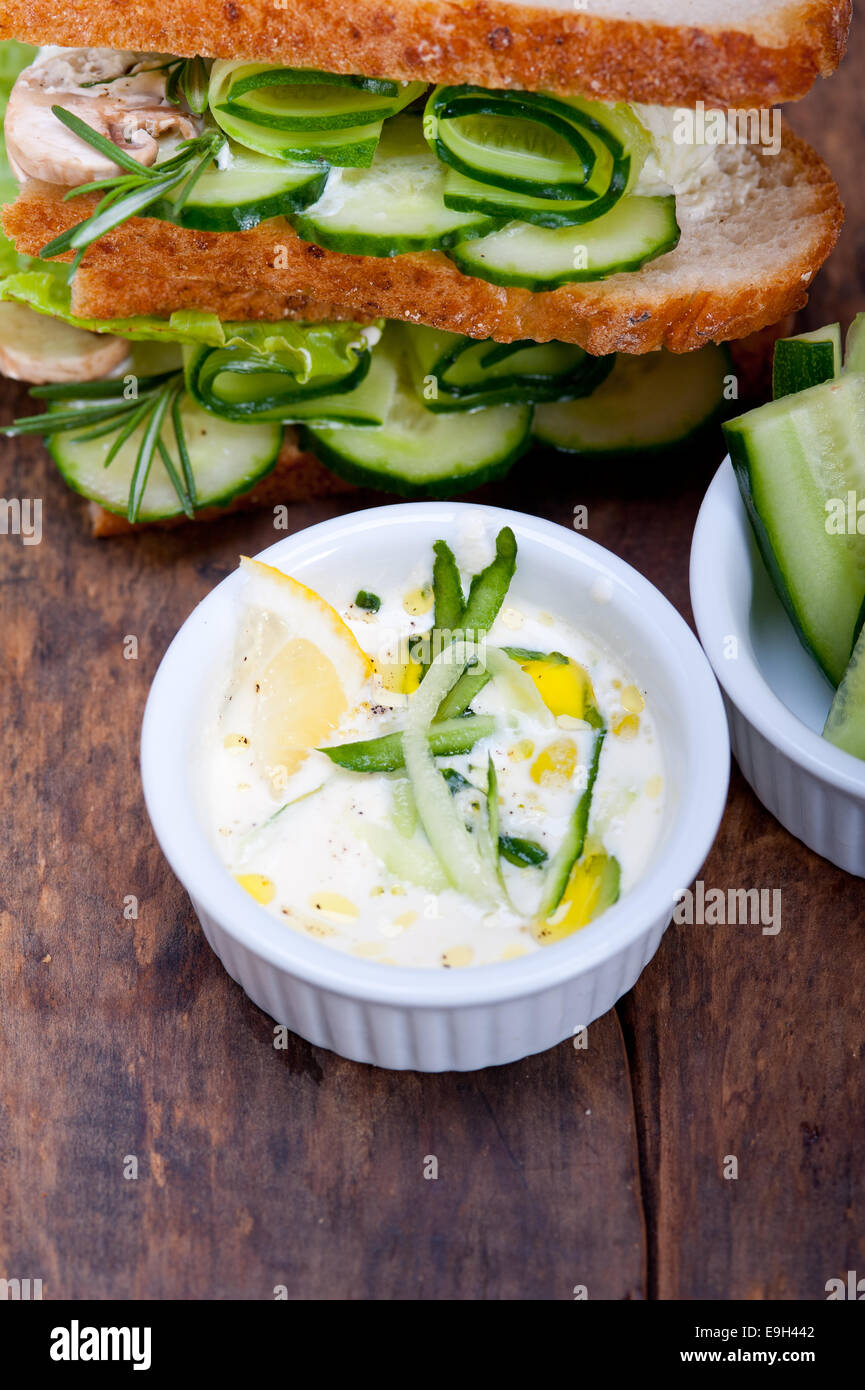 Freschi sandwich vegetariano con aglio formaggio insalata dip sul tavolo rustico Foto Stock