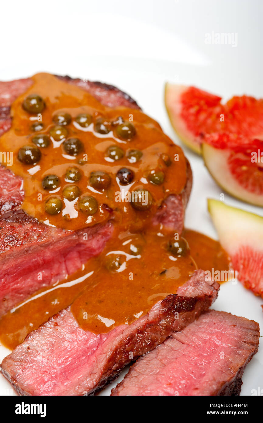 Carni bovine il filet mignon con peppe verde salsa cremosa ou poivre vert Foto Stock