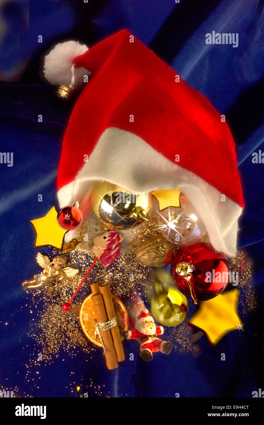 Santa hat riempito con decorazioni di Natale Foto Stock