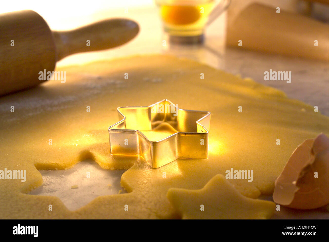 Pasta laminata con cookie cutter Foto Stock
