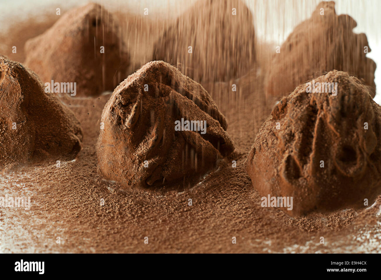 Tartufi spolverata di cacao in polvere Foto Stock