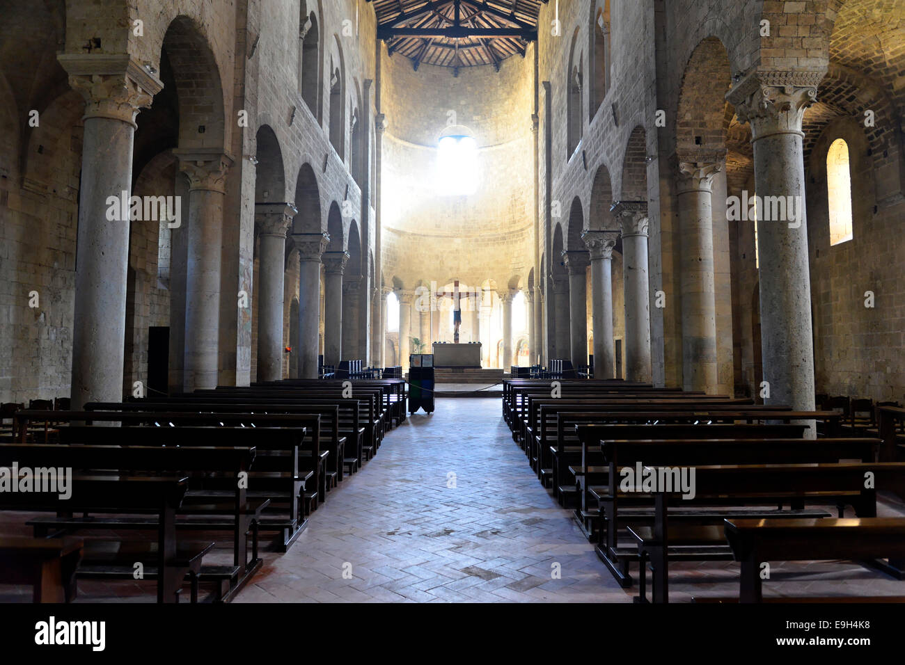 Navata, Chiesa abbaziale di Abbazia di Sant'Antimo, vicino a Montalcino, provincia di Siena, Toscana, Italia Foto Stock