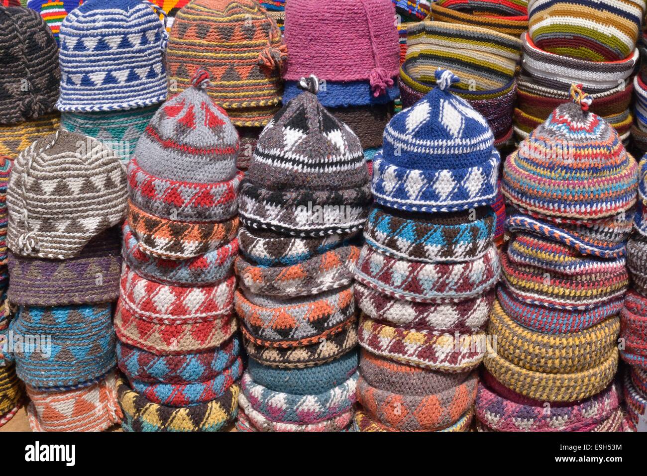 Cappucci di lana in vendita nei souks, mercato, Marrakech, Marrakesh-Tensift-El Haouz regione, Marocco Foto Stock