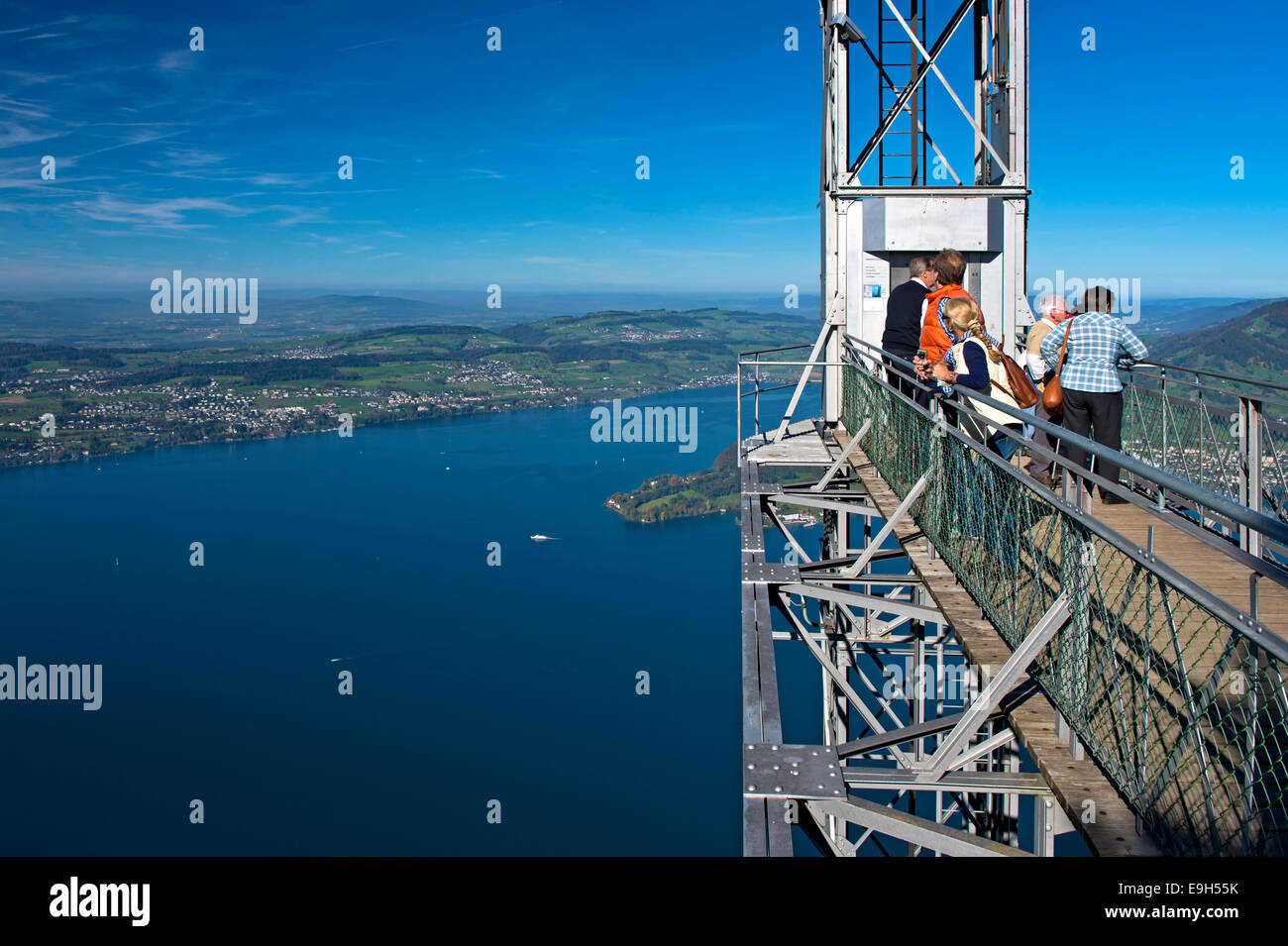 Vista sul Lago di Lucerna dal pianale superiore dell'Hammetschwand ascensore, Bürgenstock, Nidvaldo, Svizzera Foto Stock